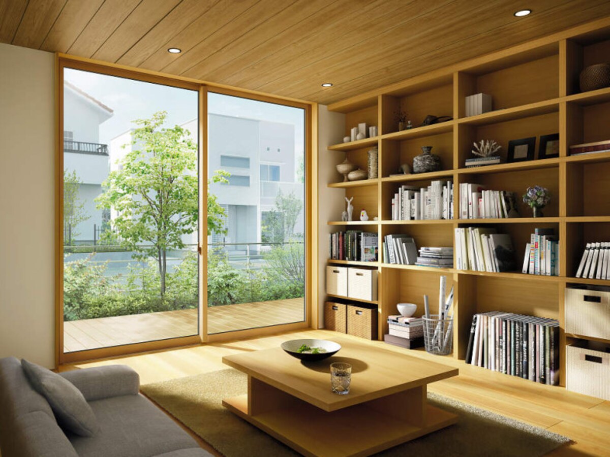 ガラスの性能によって住まいの心地よさは大きく変わる。[エピソードNEO H24 引違い窓]　 YKK AP　https://www.ykkap.co.jp/　
