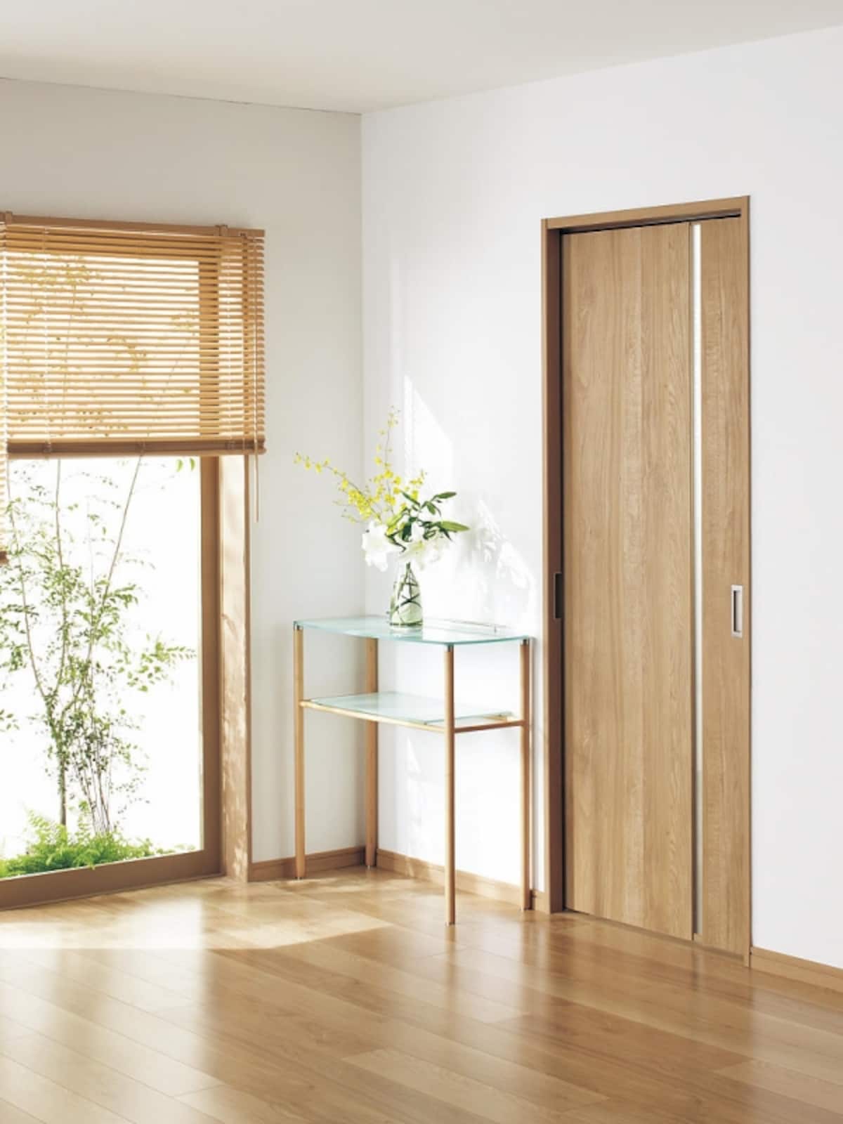 部屋の内と外の壁がすっきりと収まるので、壁を有効利用できる引き込み戸。[ベリティス　内装ドア 戸袋、引込み　オーク柄]
