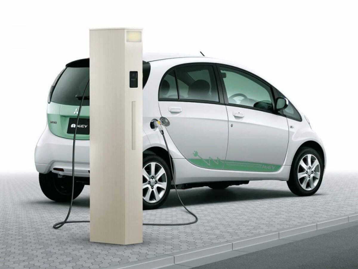 電気自動車の充電が可能な200V用コンセントを内蔵した機能門柱。ネームプレートやLED照明、ドアホンなども装備。100V用コンセントも併設。[エレポルト機能門柱　1型]