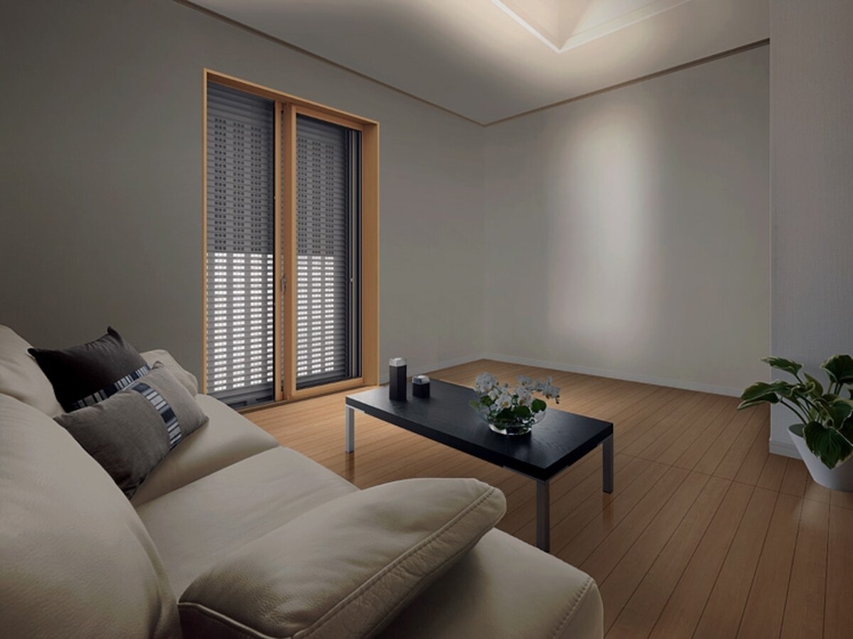 プライバシーを確保しつつ、風を取り入れることもできる電動タイプのシャッター。[住宅用窓シャッター　エアリス マルチ電動]　LIXIL　http://www.lixil.co.jp/