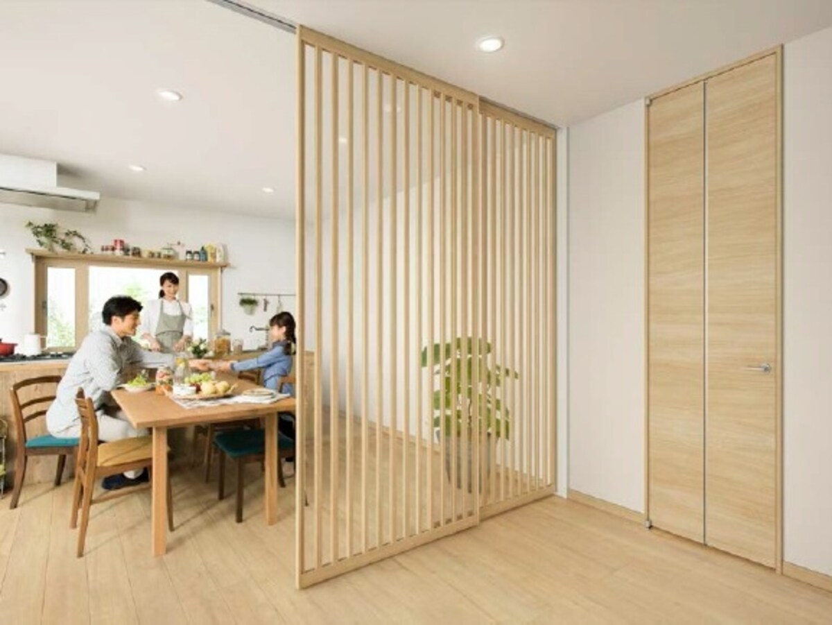 和モダンを感じさせるような格子状の建材も多くみられる。　 [アルミインテリア建材　スクリーンパーティション Ｊタイプ]