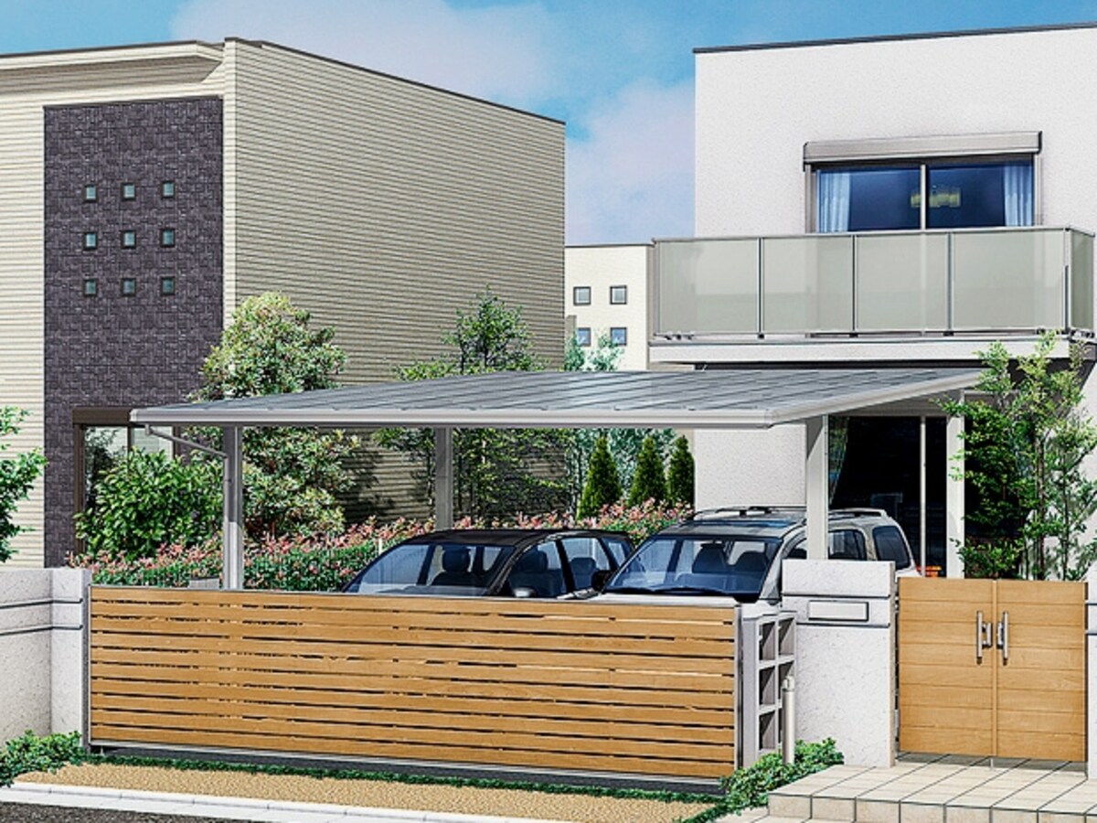 道路側へのはみ出しが少ない直昇タイプ。オプションで、ソーラー電源セット、リモコン連動LED照明・ブザーも揃う。 [跳ね上げ門扉 ワイドオーバードアＳ　ワイドオーバードアＳ　５型　施工例　ナチュラルシルバーＦ＋クリエ]　 LIXIL 　http://www.lixil.co.jp/