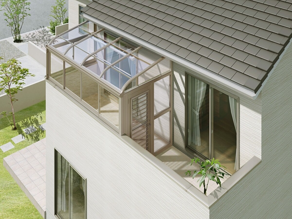 バルコニースペースを有効活用。風をしっかり採り込み、洗濯物が乾きやすい開口仕様。[サンルーム・テラス囲い サニージュ　造り付け部分囲い]　 LIXIL 　http://www.lixil.co.jp/