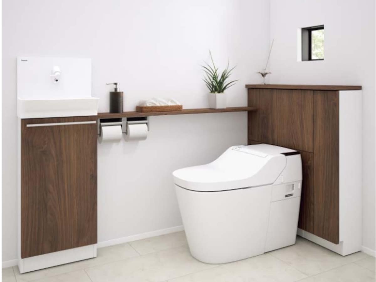 便器後ろには、トイレットペーパー12個、掃除用具などを収納可能。手洗いキャビネット部分にも収納を確保。[トイレ手洗い収納　アラウーノカウンター]　 パナソニック エコソリューションズ　http://sumai.panasonic.jp/