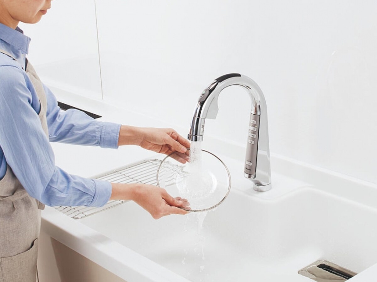 通常モードでは、上センサーに手をかざすことで水の止水・吐水をコントロール、節水モードで、通常モードよりさらに節水。洗い物や手を近づけた場合のみ吐水し、はなすと止水。出しっぱなしを防ぐ。 [パナソニックLクラスキッチン　スリムセンサー水栓]パナソニック エコソリューションズhttp://sumai.panasonic.jp/
