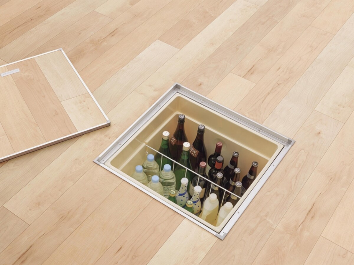床下収納の蓋は、床材と揃えることができるので、インテリアとしてすっきりとまとまる。[ベリティス　床下収納ユニット 特長 収納ボックス]　パナソニック エコソリューションズ　http://sumai.panasonic.jp/