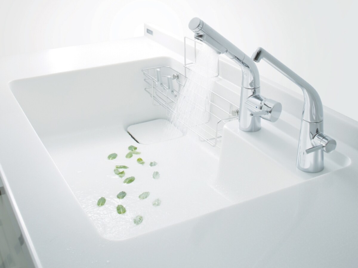 洗い物に当たった水が広がる、ほうきのような幅広シャワー。 シャワーヘッドを伸ばせば、シンクの内側も手早く洗うことができる。[水ほうき水栓]