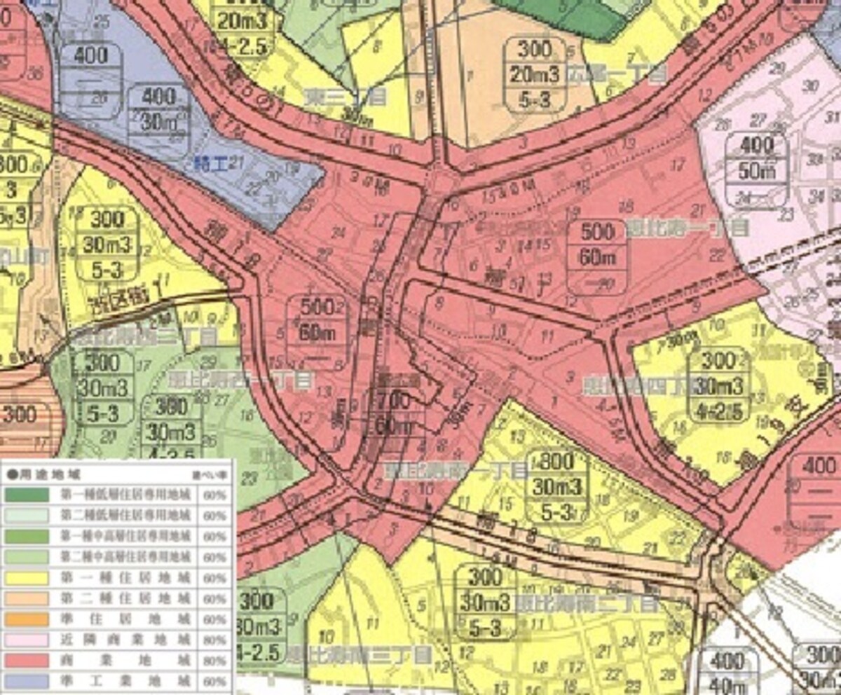 各自治体により都市計画が策定され、地域ごとに住宅地域、商業地域、工業地域と線引きされる。