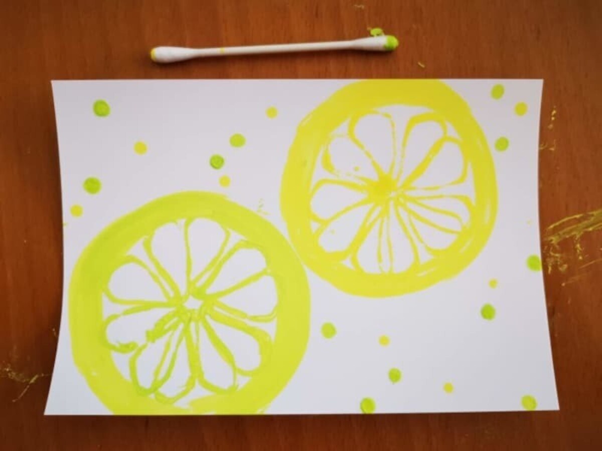 綿棒でレモンスカッシュの泡をスタンプする