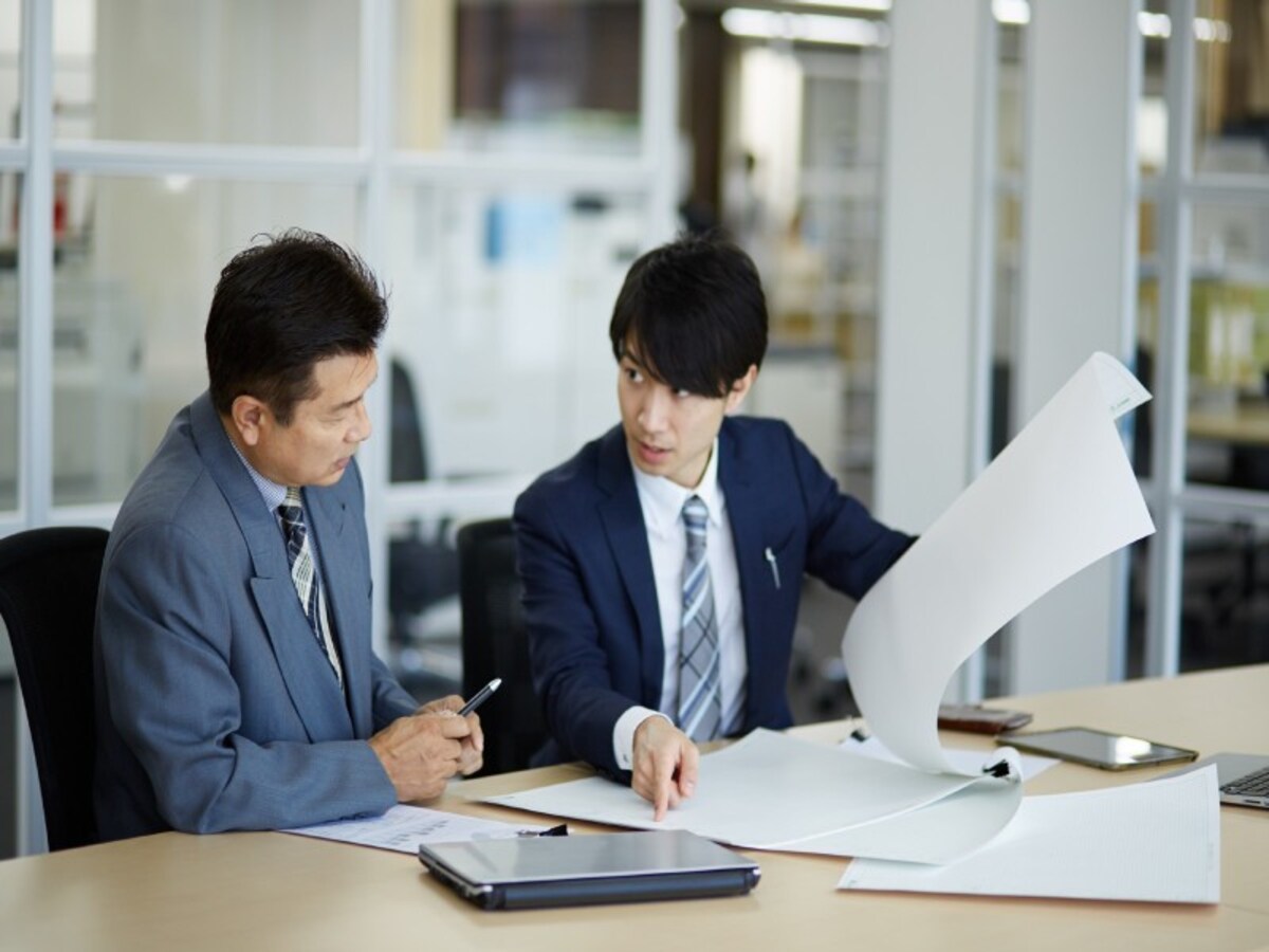 仕事を頼むときには、内容を明確に伝えて期限を示すようにします