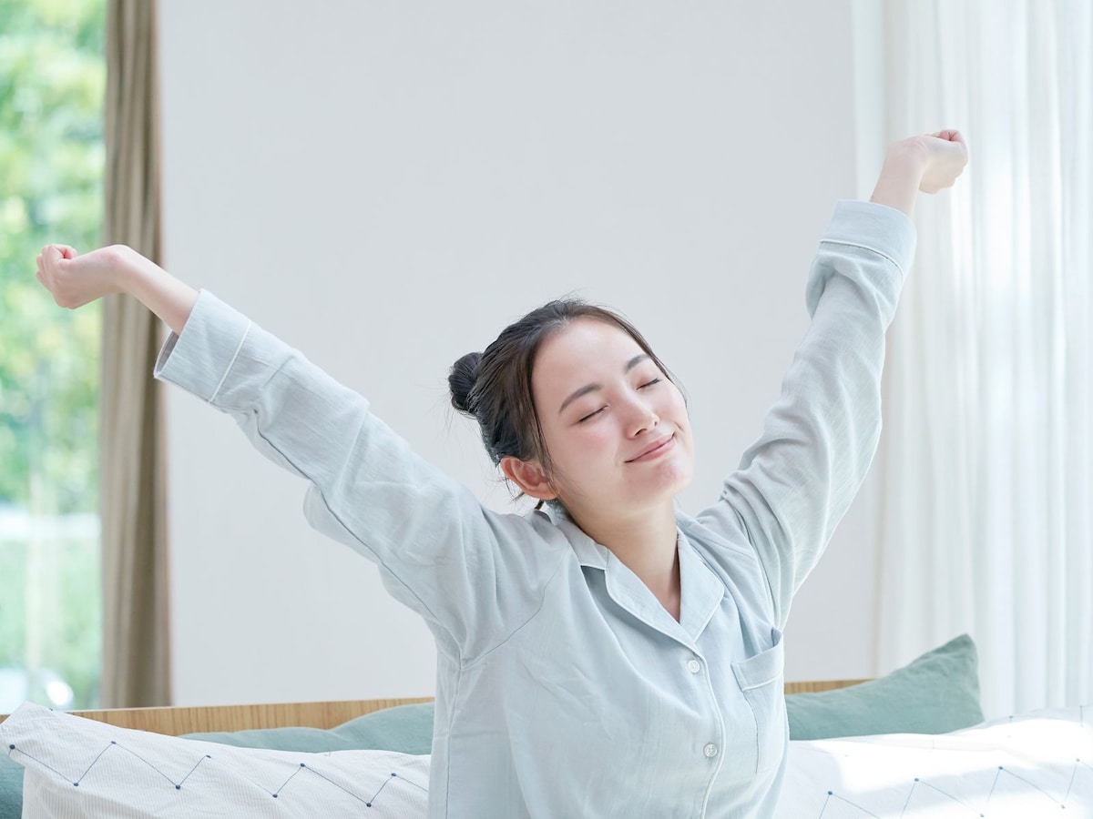 目を覚ました女性