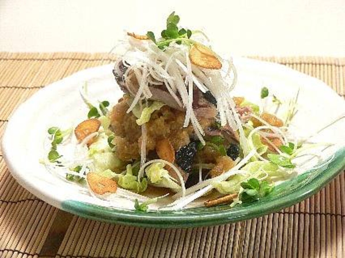 ニンニクで臭みを抑えたかつおは、シャキシャキ生野菜とよく合います。