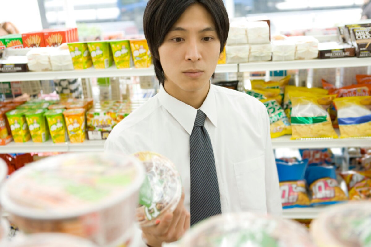 コンビニで買い物をする男性