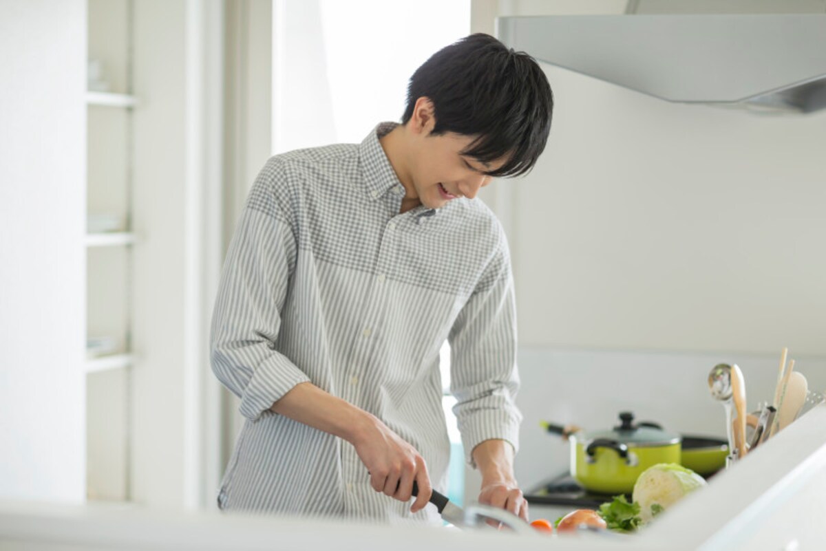 自炊をする男性