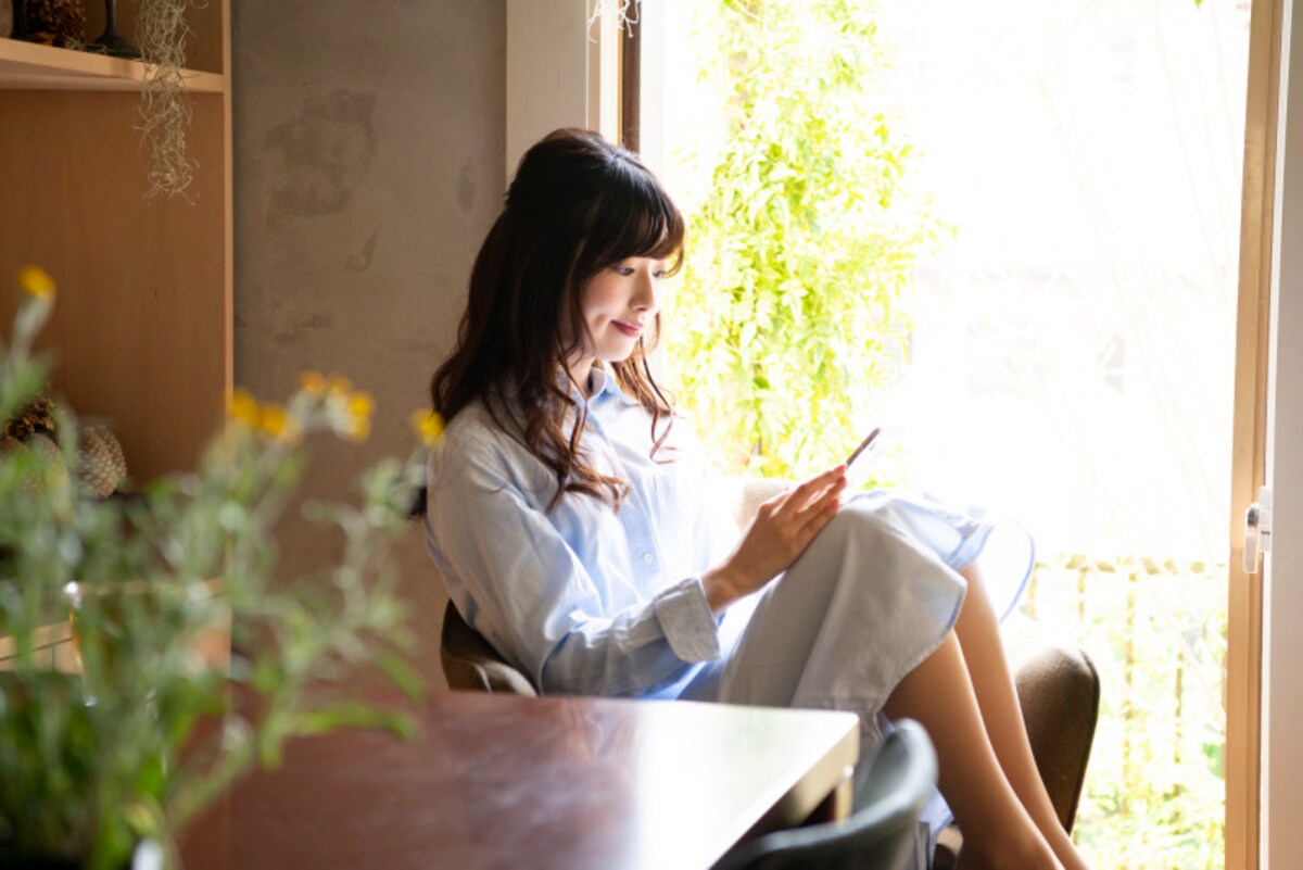 窓辺で読書をする女性
