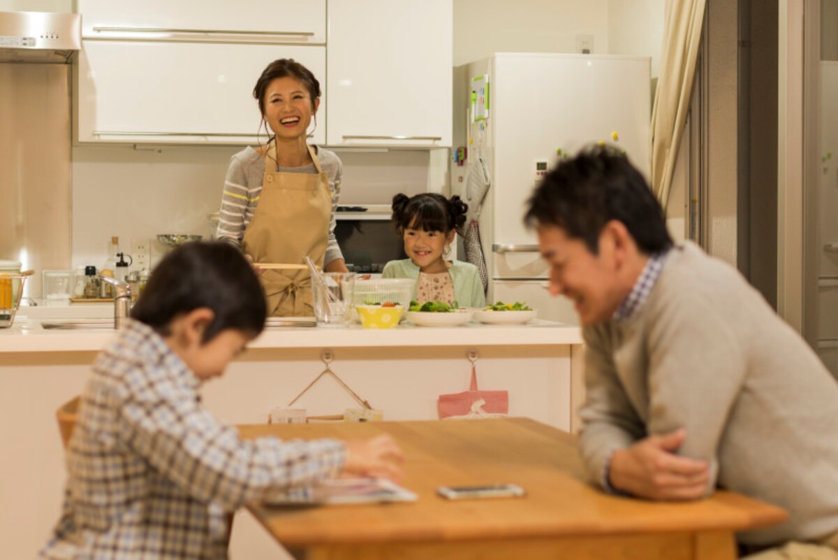 談笑する家族