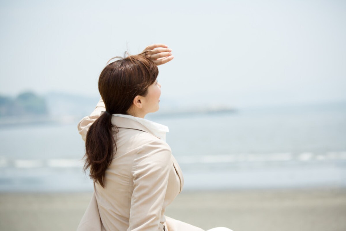 海を見つめる女性