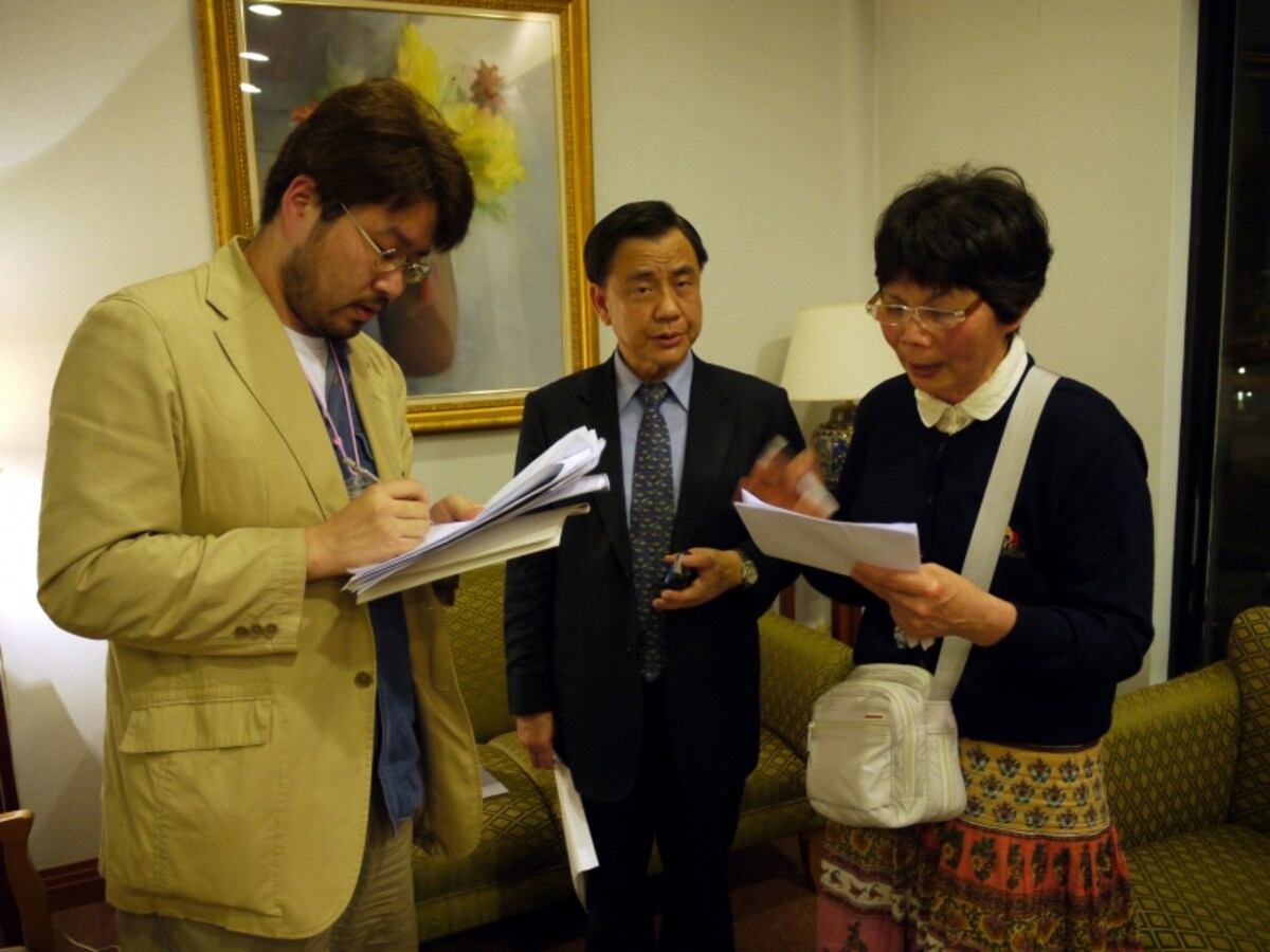 台湾における認知症治療の現状を語る李理事長（中央）
