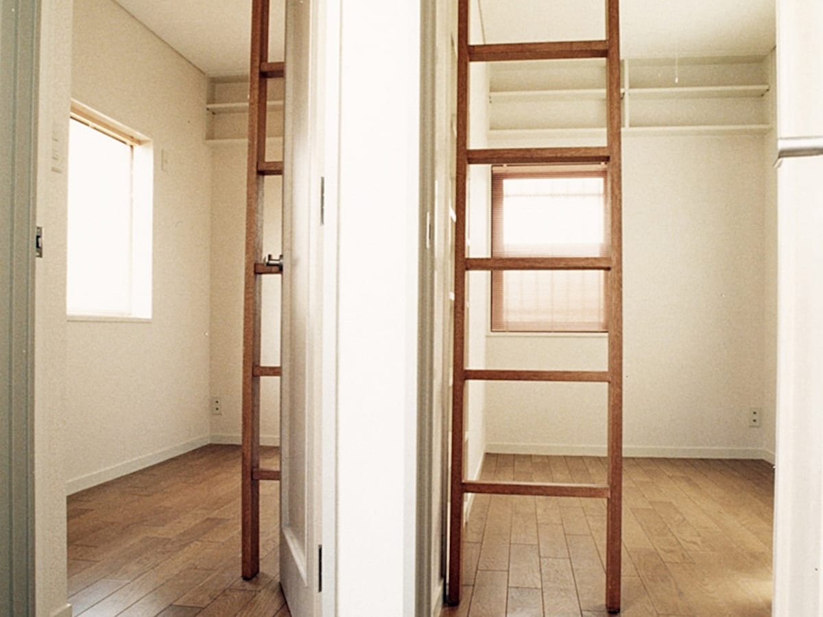 屋根裏に登るハシゴ