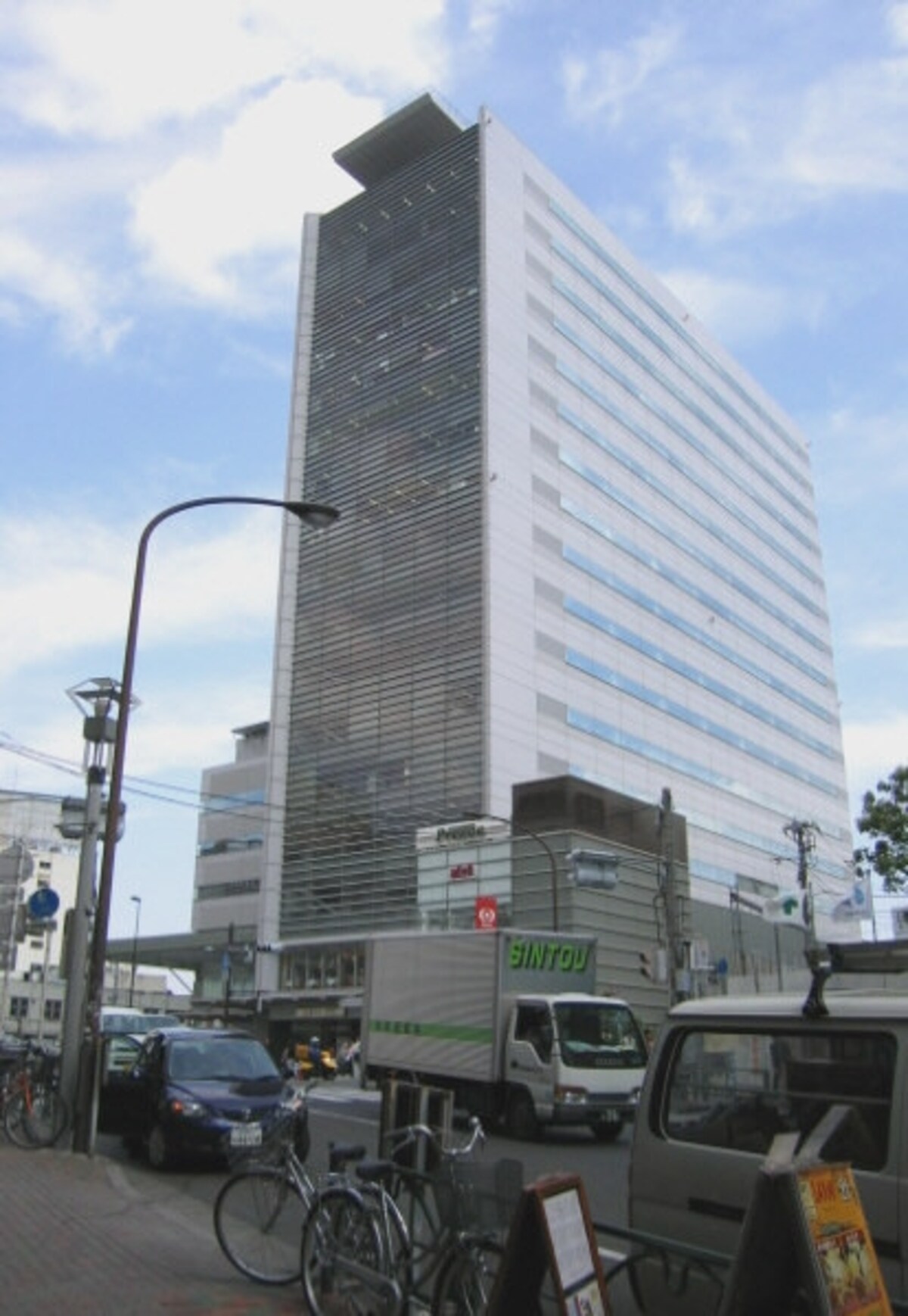 目黒のランドマークとなった駅ビル。駐車場のほか、建物背後の路線上にはちょっとした庭園も