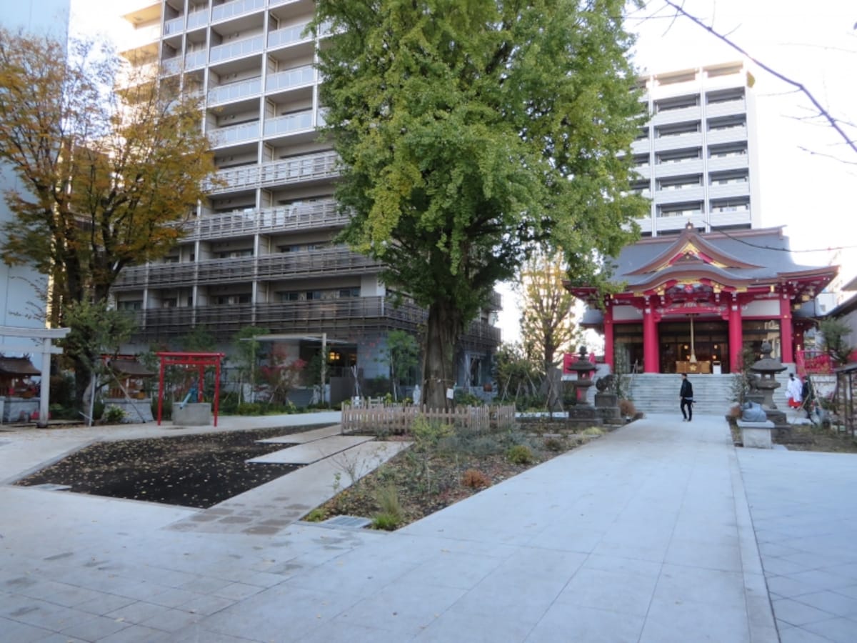 成子天神社とマンション