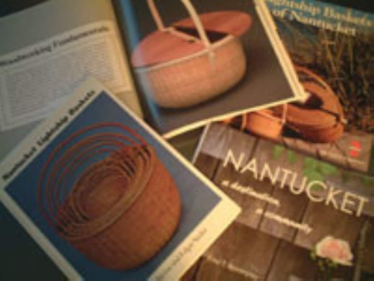 現地で探したという、バスケットに関する写真集や専門書