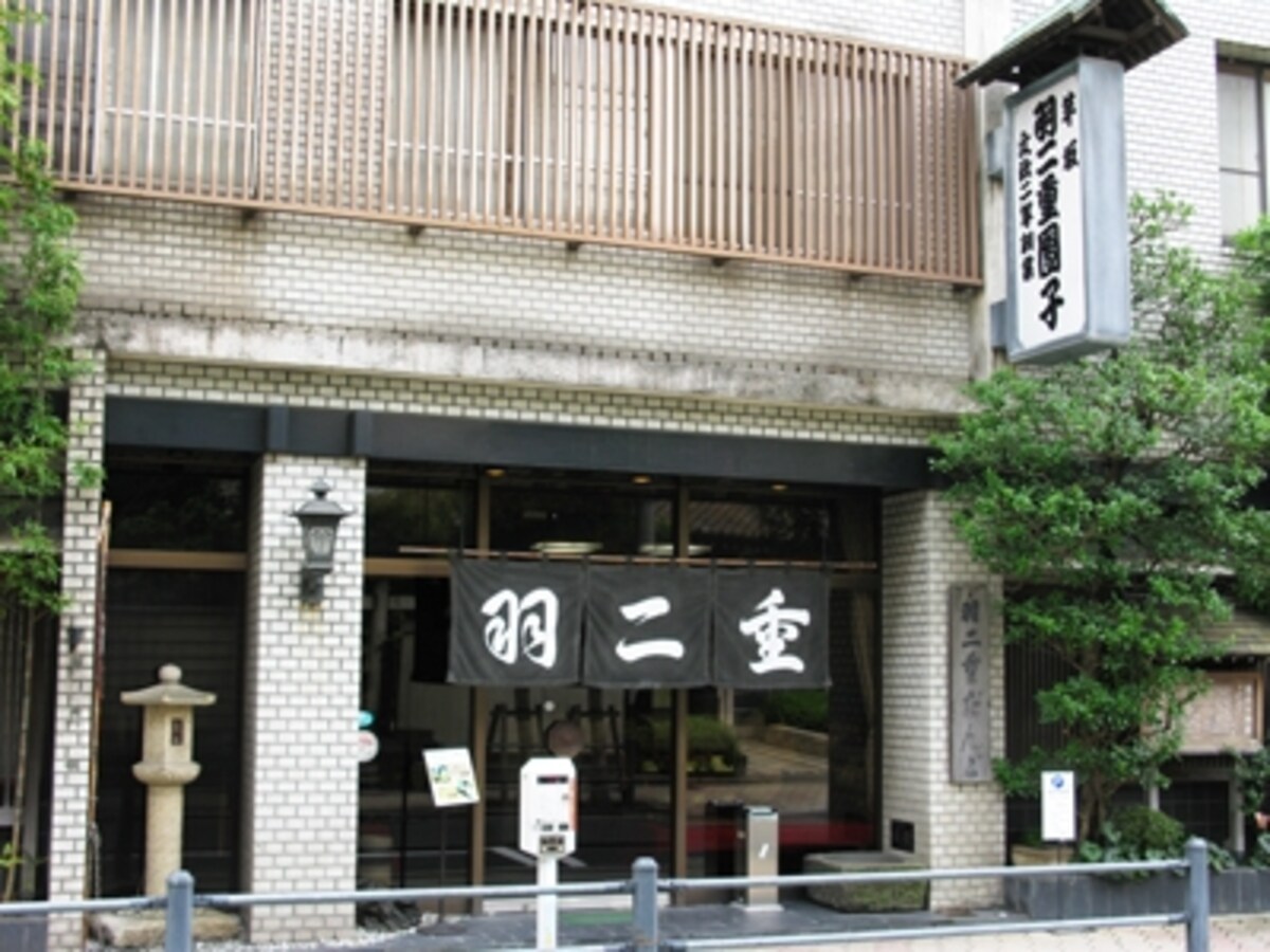 日暮里駅近くの芋坂にある「羽二重団子」。店の前を流れていた音無川は、今は道路の下。