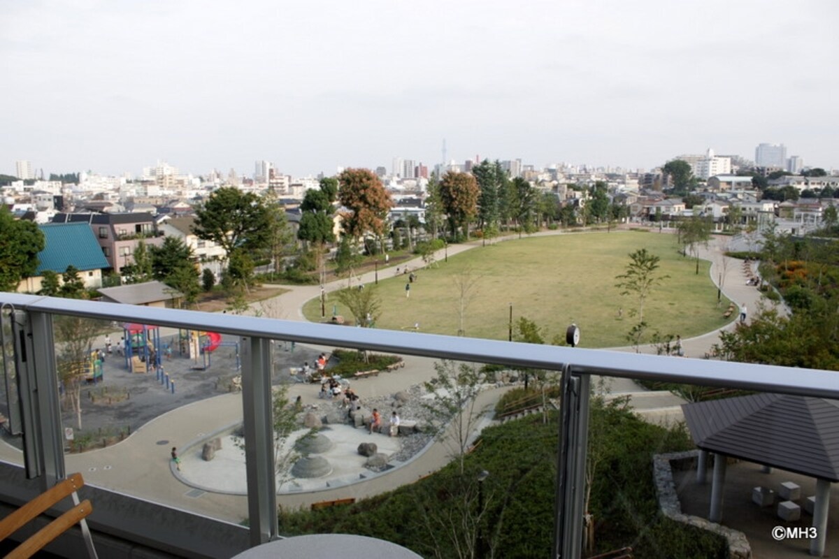 バルコニーから公園を望む