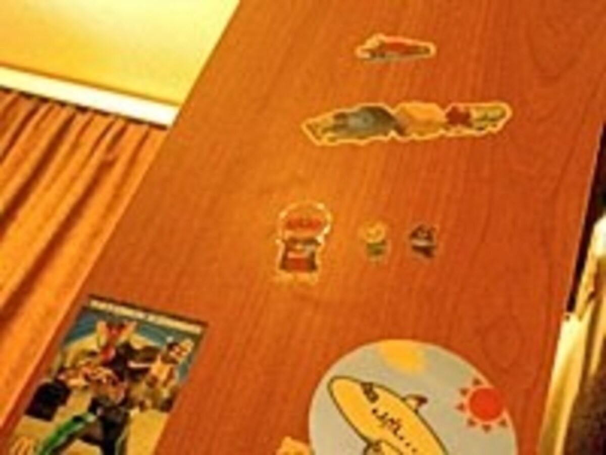 子供のいたずらシールは家具の材質を確かめつつドライヤーなどで