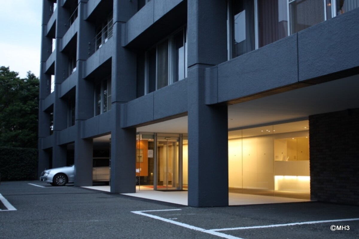 灯りの入った建物玄関