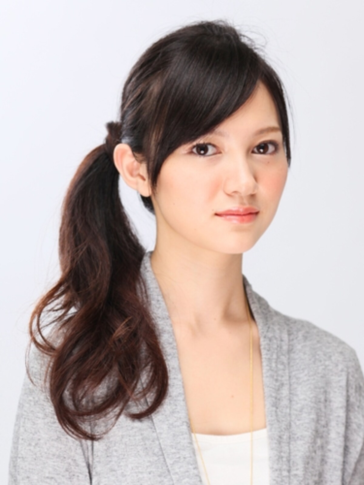 ヘアアクセサリーの代わりに、毛束をねじって巻きつけて！