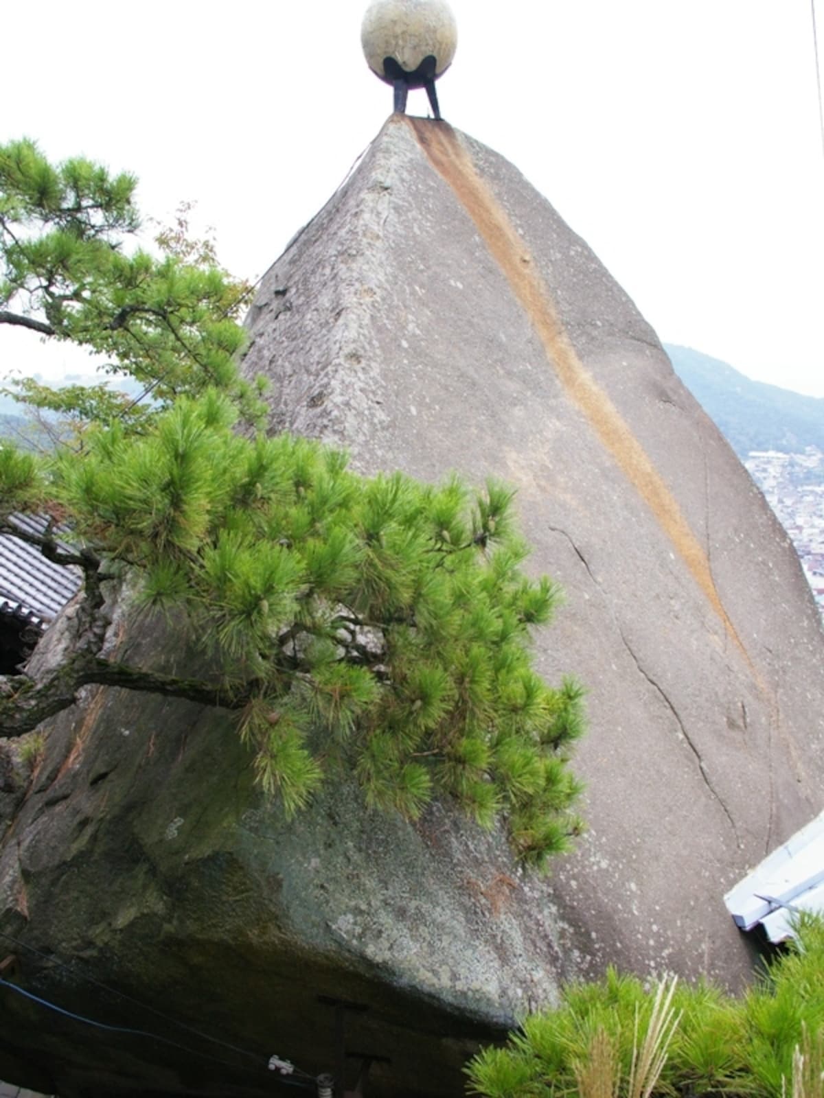 謎の巨岩