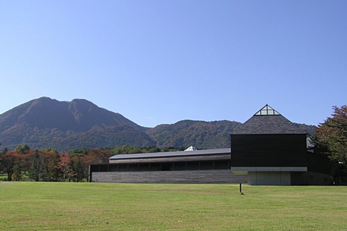 ハラ ミュージアム アーク外観と榛名山