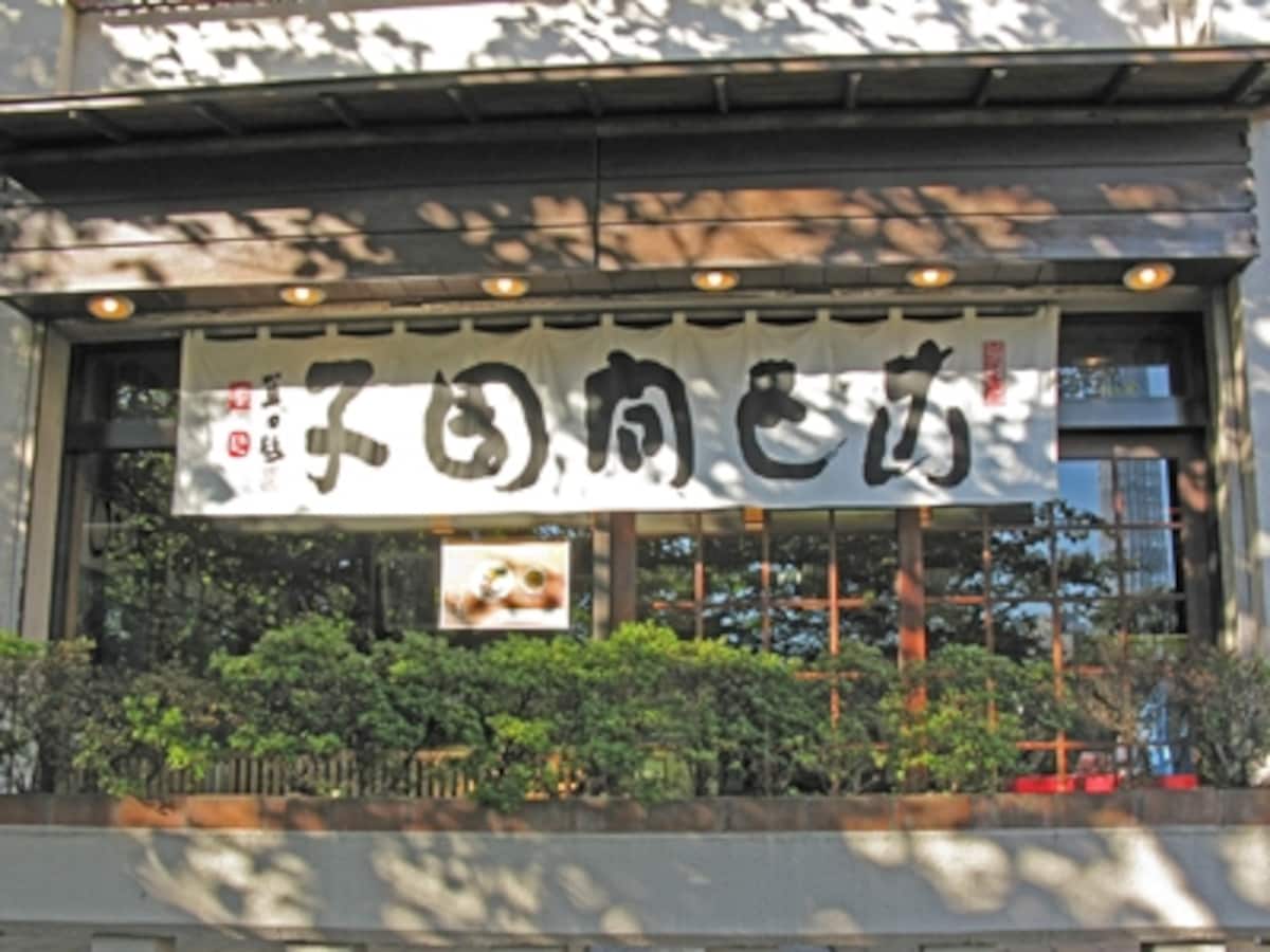 言問団子の名は、在原業平の和歌に因む。「名にしおはばいざ言問はん都鳥　我が思ふ人はありやなしやと」（『古今和歌集』）