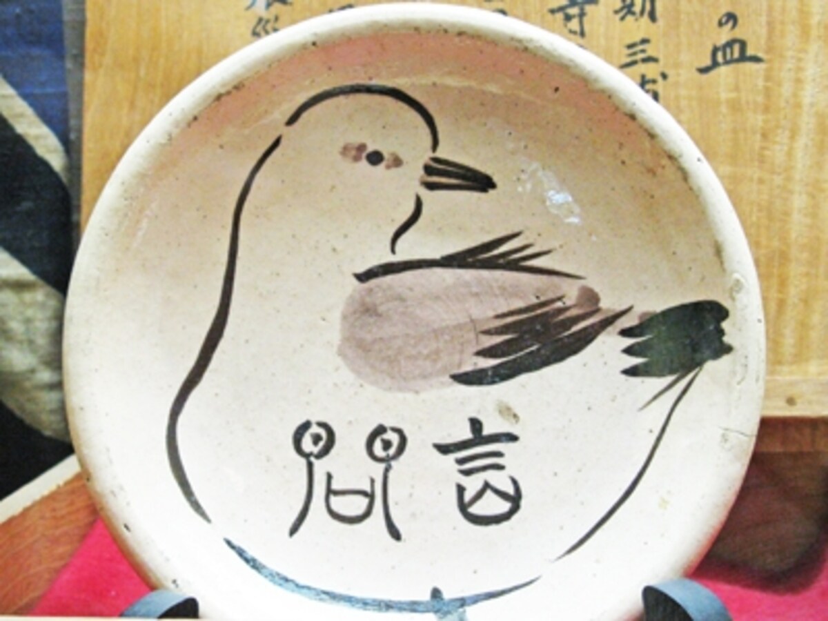 店内に展示される明治初期の器。三浦乾也氏による乾也焼。
