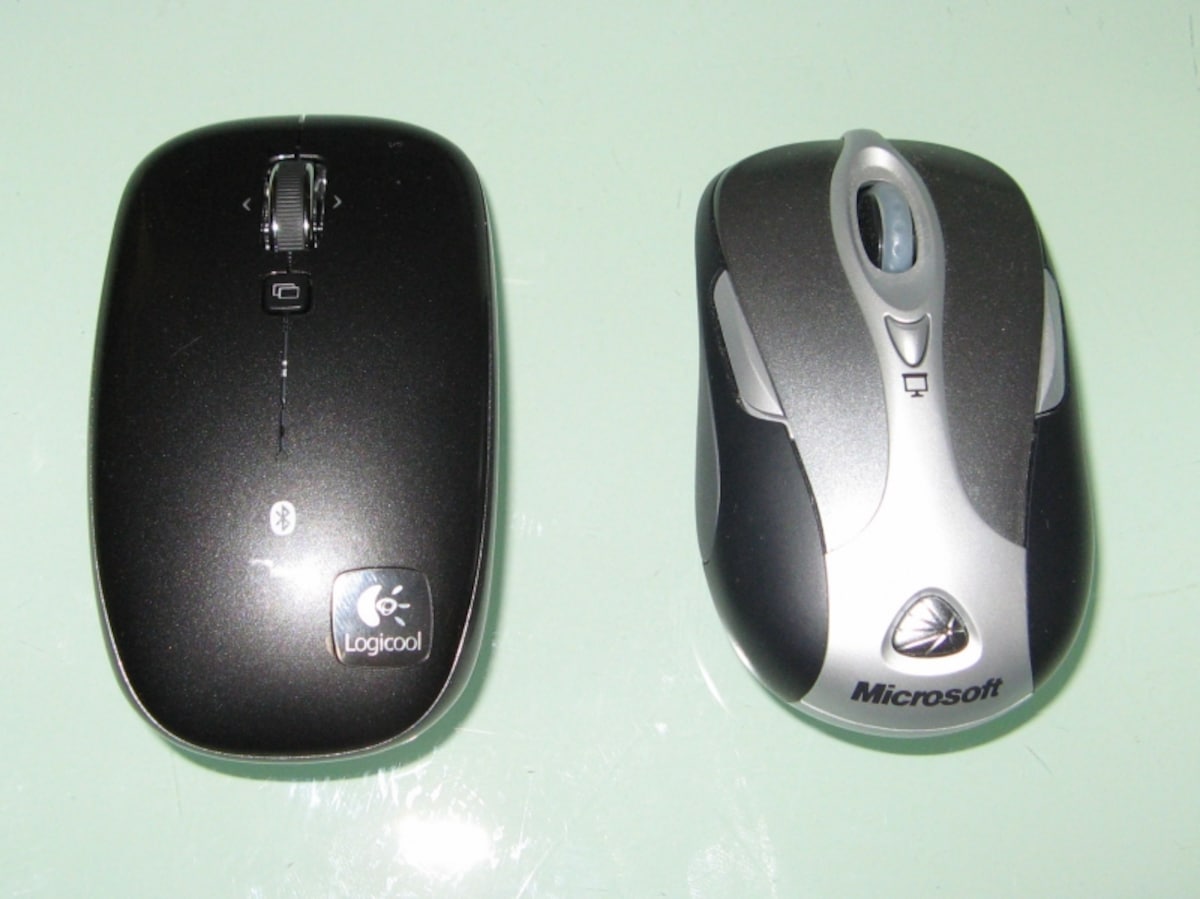 左が「M555b」、右が「Wireless Notebook Presenter Mouse 8000」。写真で見ると大きさに違いは見られないが、手に持ってみるとM555bの方が大きく感じられる