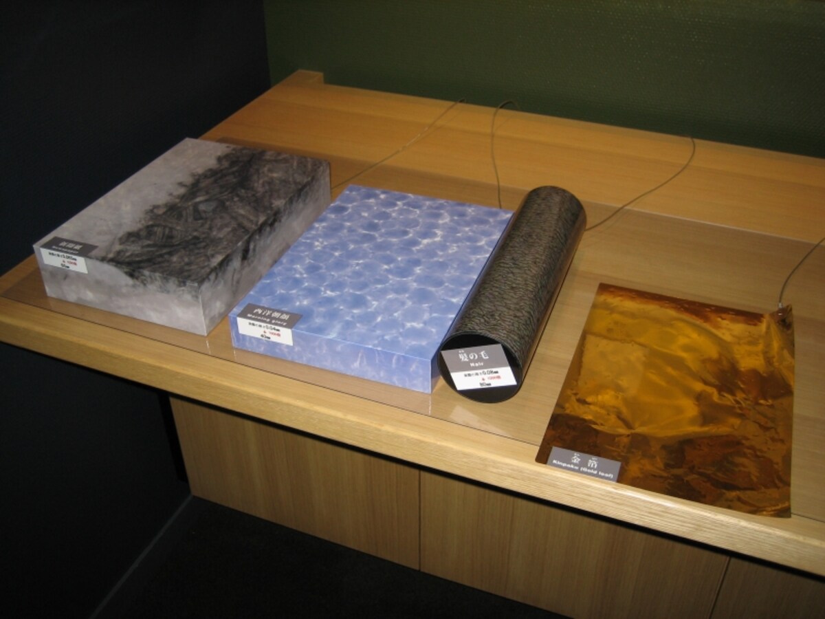 金箔の薄さを髪や新聞紙などと比較