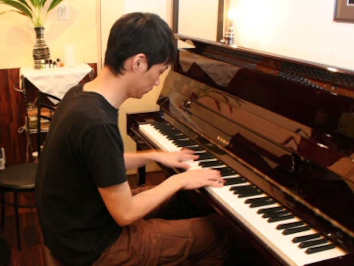 落ち着いた店内でピアノ演奏を楽しめる