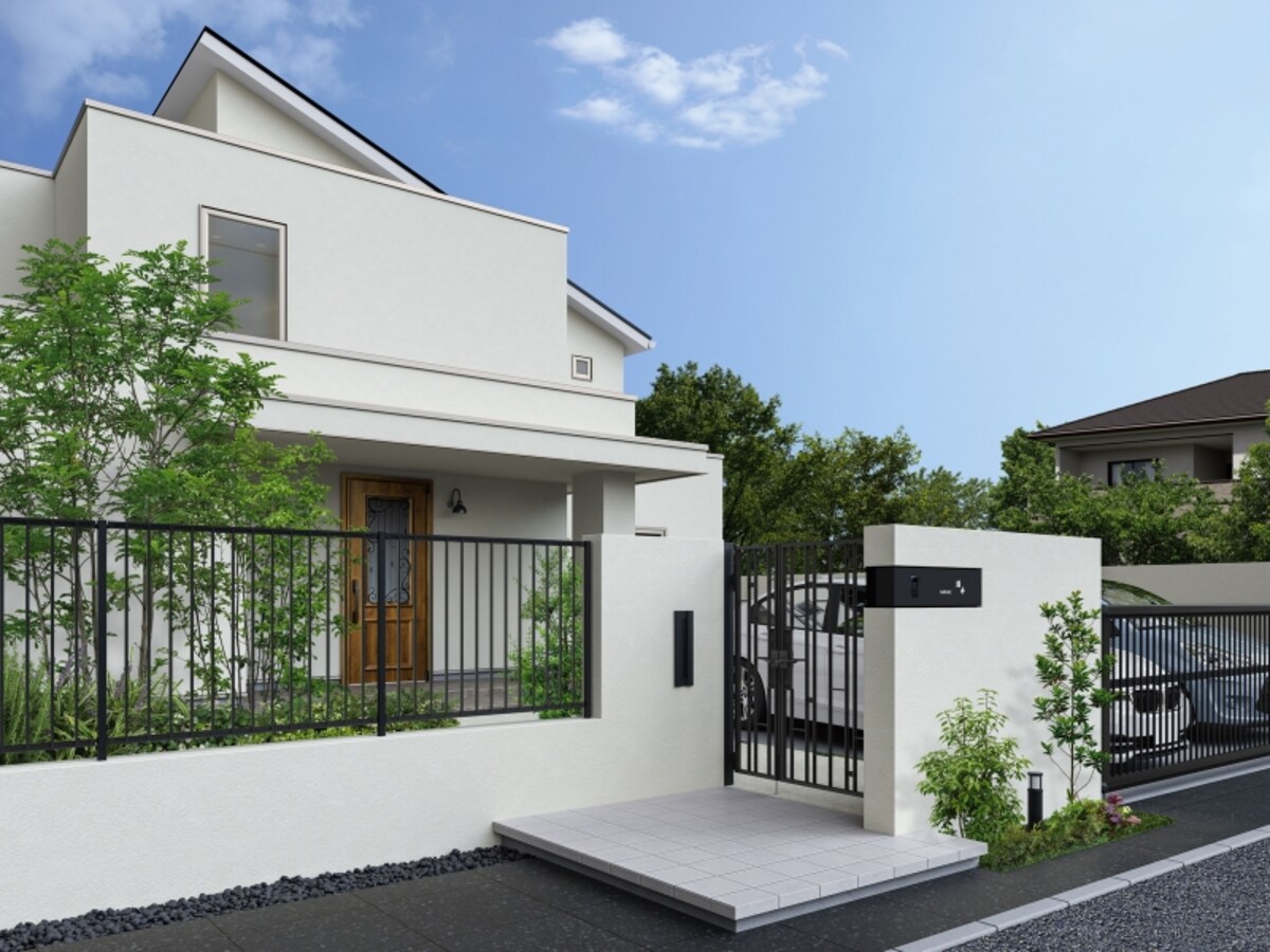 さまざまな住宅に馴染むシンプルなデザインの鋳物のシリーズ。門扉やフェンス、アップゲートなどを組み合わせることができる。[SHALONE（シャローネ）」シリーズ施工　門扉、フェンス、アップゲート]　YKKAP　http://www.ykkap.co.jp/