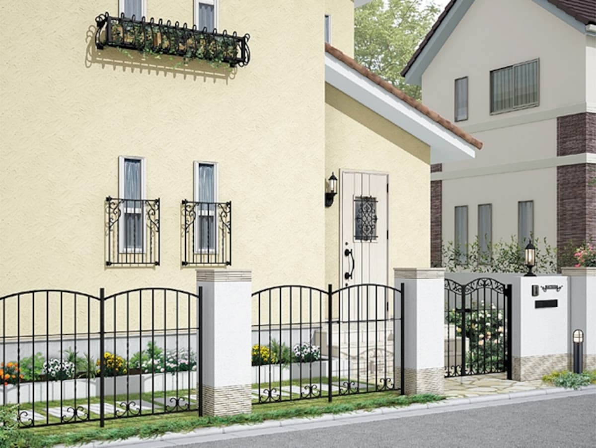 1ペーゆるやかなカーブを持つデザインのアルミ鋳物は、住まいにあたたかみを感じさせる。　[ラフィーネ　アイアンブラック]　 LIXIL　http://www.lixil.co.jp/ジ　　/　3357.5文字（タグ含まず）　/　(タグ含みで 8051byte）