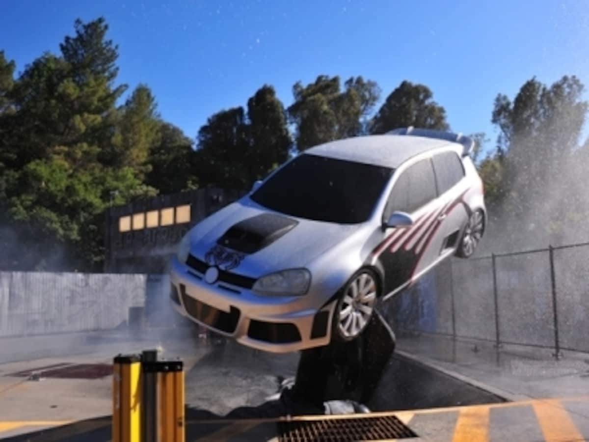ファースト＆フューリアスの車が空を……