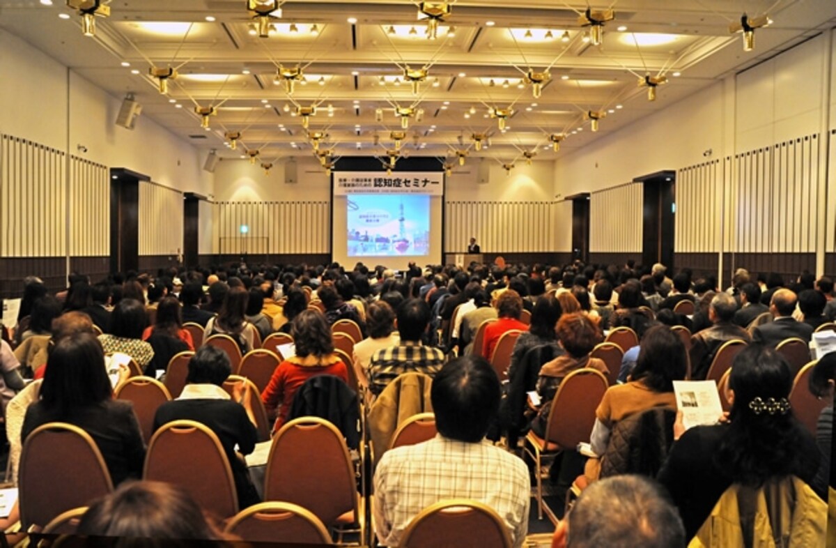 400人近くの来場者で埋め尽くされたセミナー会場
