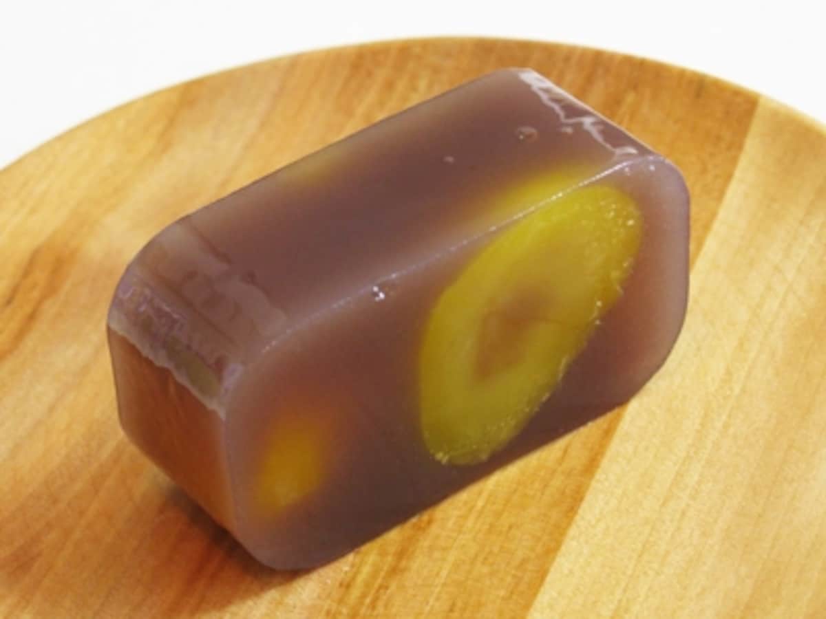 「栗羊かん」（1本3,700円※杉箱入りもあり）大粒の栗がたっぷり入り、ずしりと重い。