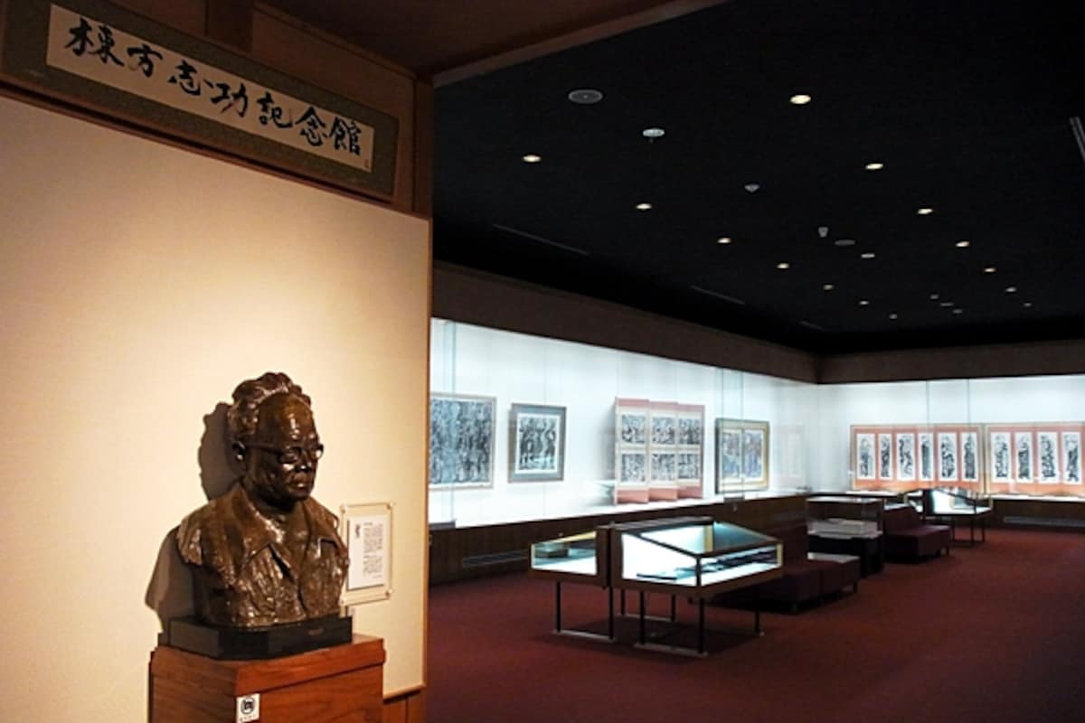 棟方志功の像も　棟方志功記念館　館内