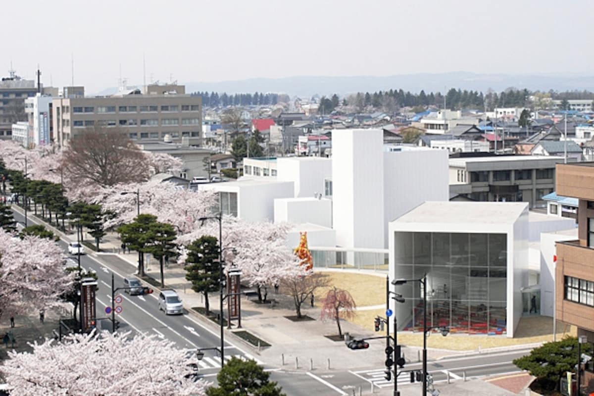 桜満開の頃（ゴールデンウイーク前後）の訪問がおすすめ　十和田市現代美術館外観