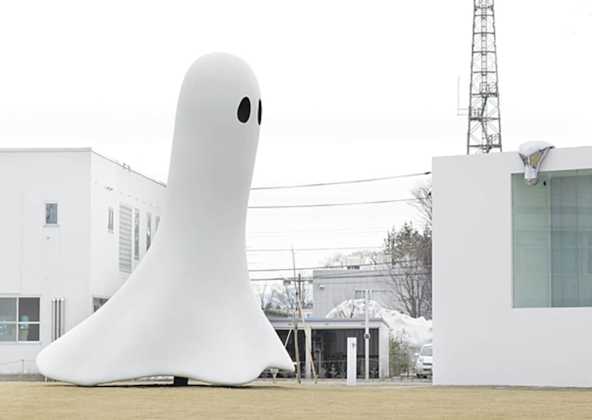 インゲス・イデー『ゴースト』　?Sadao Hotta ちなみに、右側のキューブ型の建物は西沢立衛設計の公衆トイレ