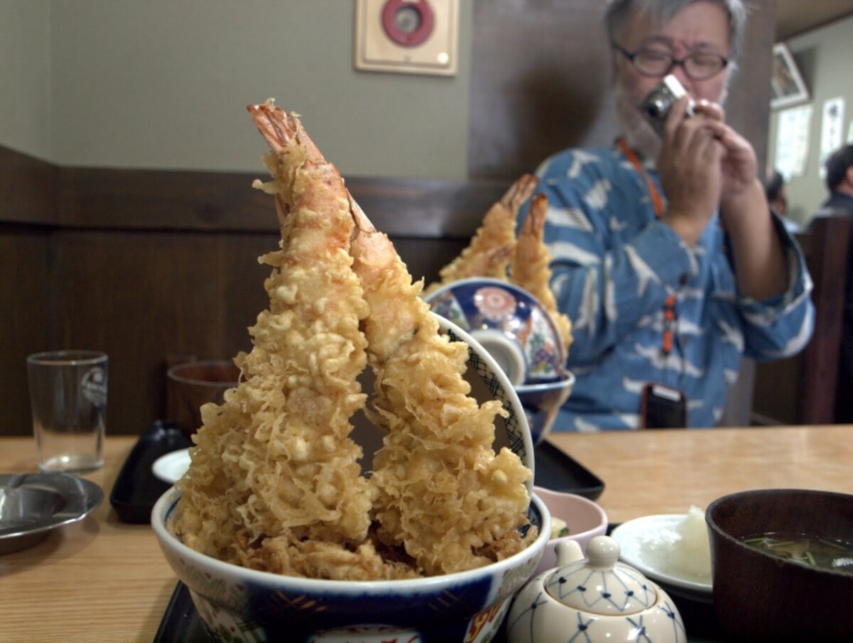 写真を撮るのも一苦労の「タワー丼」。infoさん撮影。