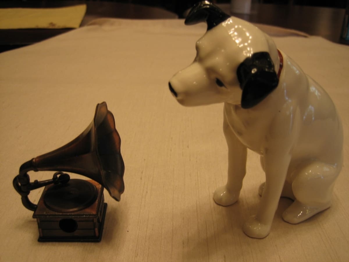鉛筆削りと犬