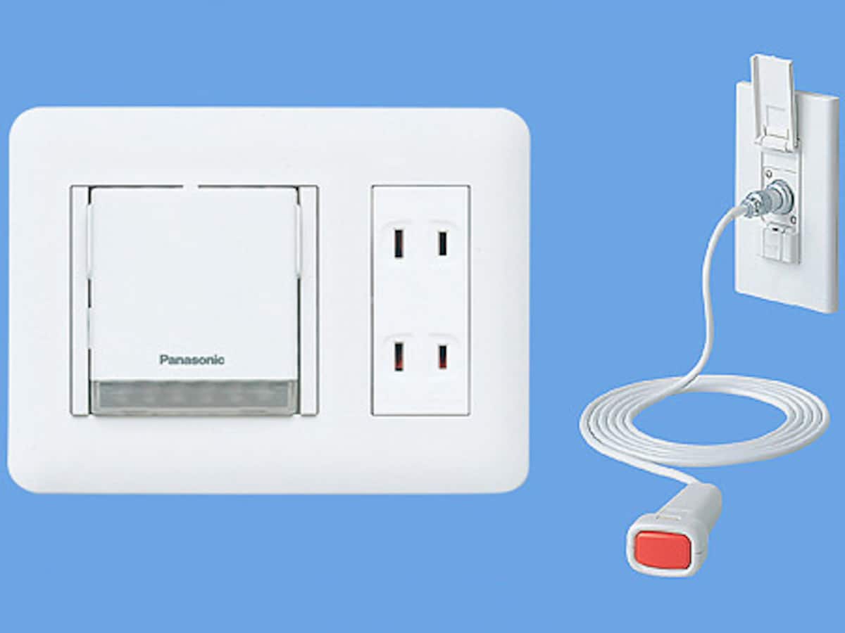 （左）普段は足元灯として、停電時は携帯電灯として持ち運びすることが可能。[かってにナイトライト・保安灯]　 （右）緊急時に外部へ知らせることができるスイッチ。[コスモシリーズ ワイド 21  押釦スイッチ]　 パナソニック エコソリューションズ