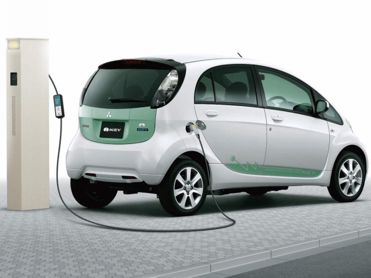 電気自動車の充電が可能な200V用コンセントを内蔵した機能門柱。ガーデニングなどでも利用できる100V用コンセントも併設。 [エレポルト機能門柱1型　充電イメージ]　 YKK AP http://www.ykkap.co.jp/